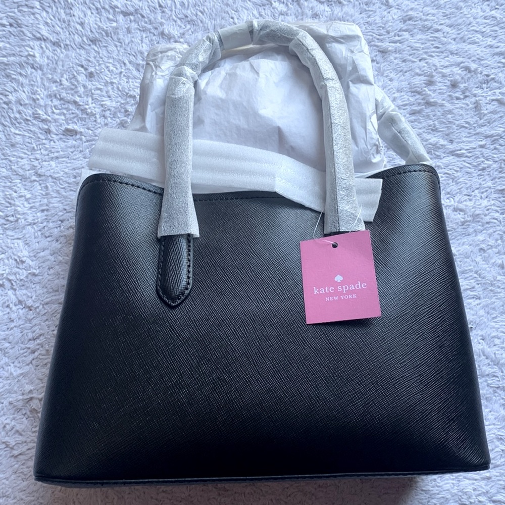 New with tags Kate Spade small to with pockets on both sides with middle zipper